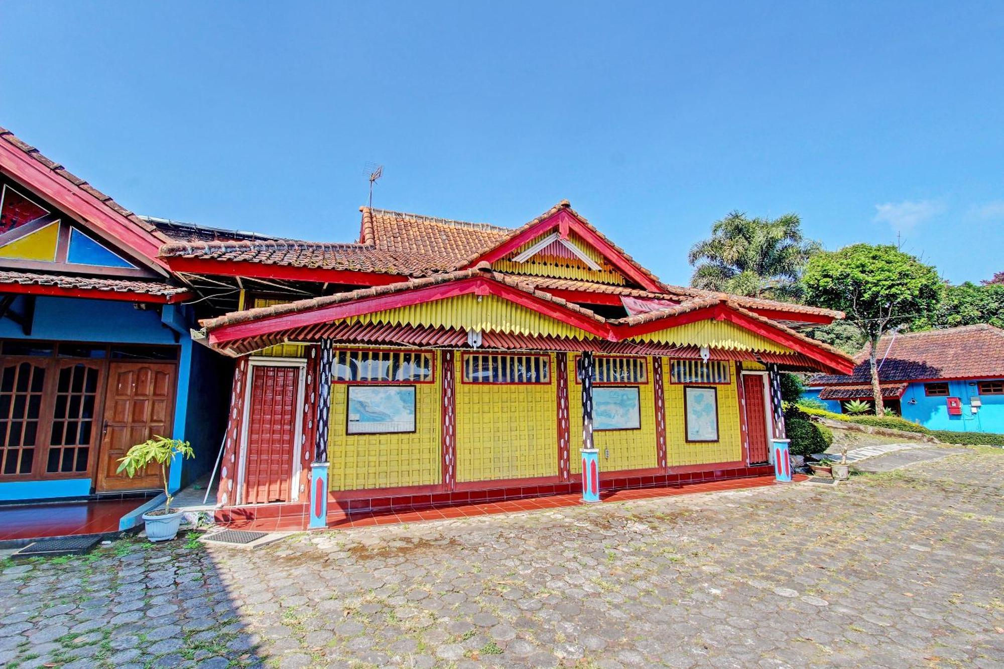 Capital O 91644 Loka Hause Hotel Salatiga Exterior foto