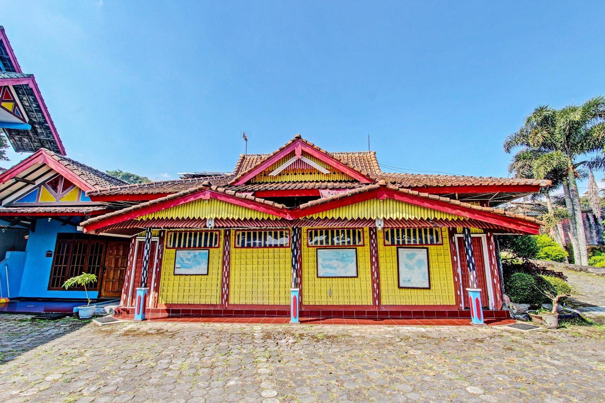 Capital O 91644 Loka Hause Hotel Salatiga Exterior foto