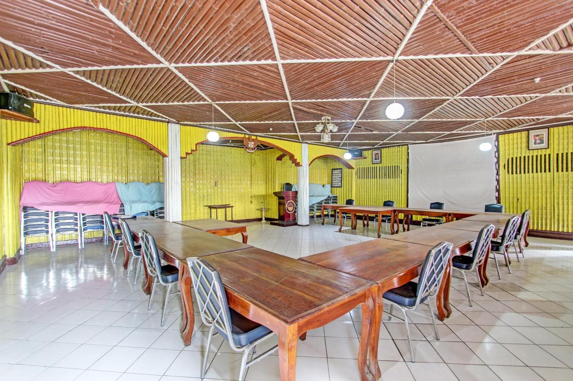 Capital O 91644 Loka Hause Hotel Salatiga Exterior foto